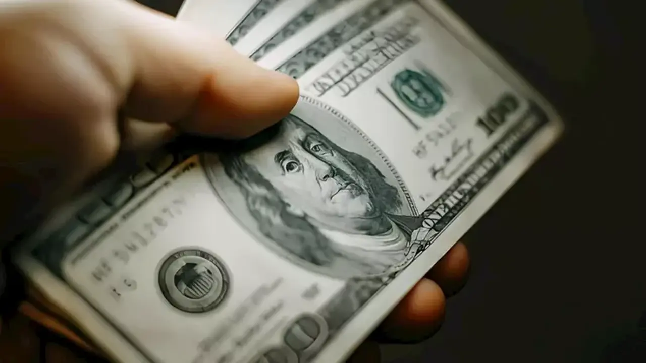 هل تطيح التوترات العسكرية مع إيران بهيمنة الدولار الأمريكي على الأسواق العالمية؟